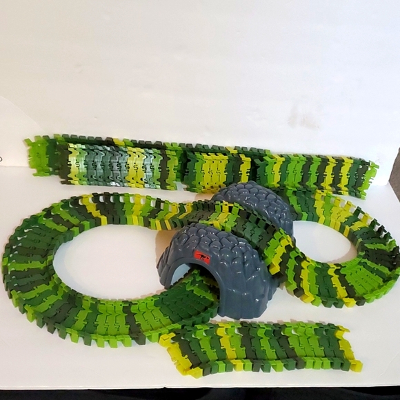 LAST CHANCE Magic Tracks Set Dino Green Camo Safari Truck - Picture 4 of 9